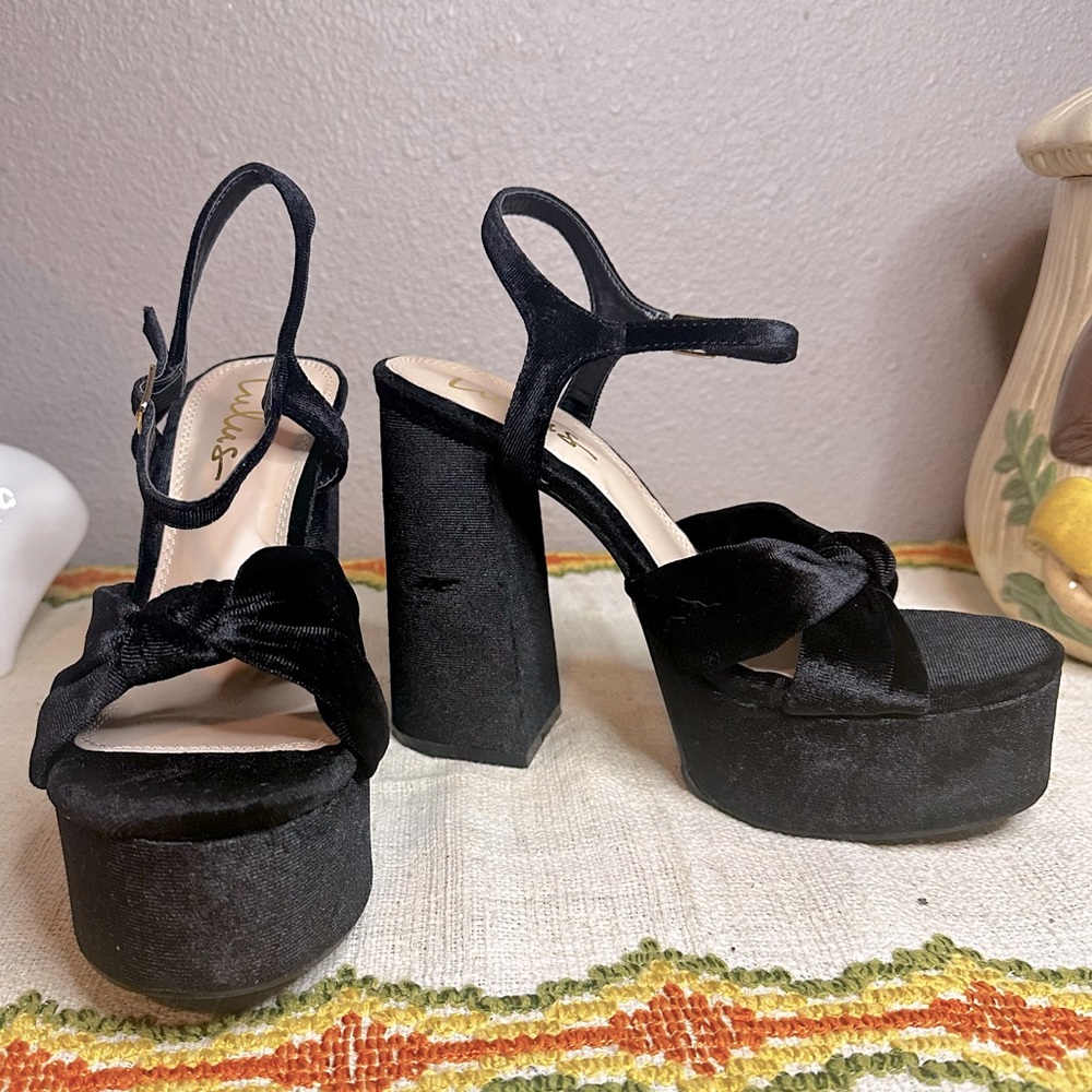 Lulus Black Velvet platform heels sz 7.5
